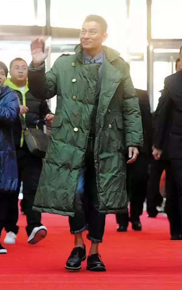 刘德华穿过▼什么?你期待有人穿军大衣走红毯?