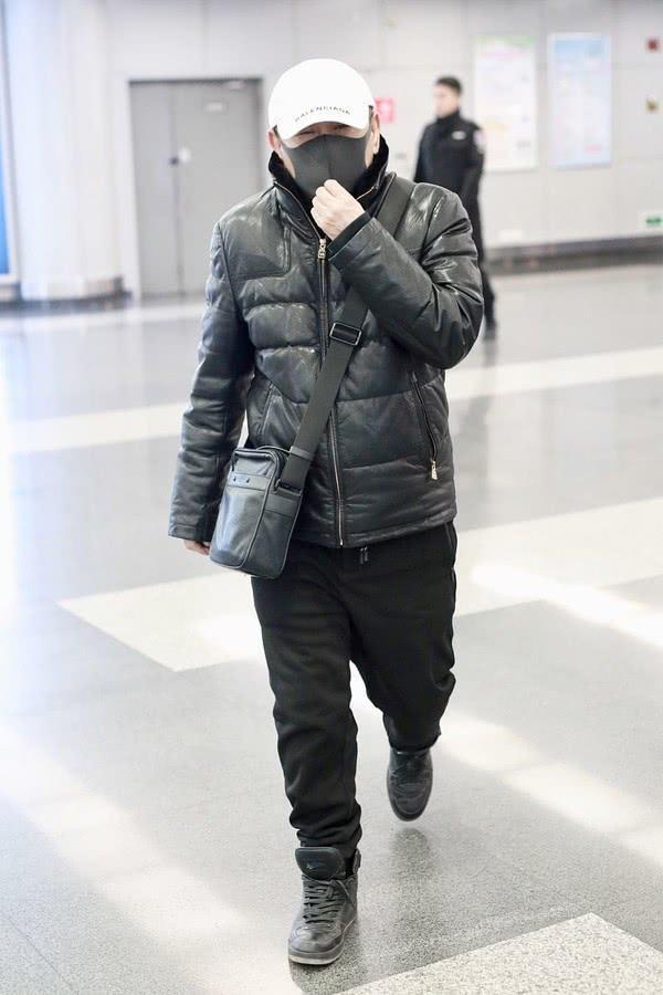 62岁潘长江罕见现身机场,全身黑衣打扮朴素,还对镜头幽默比yeah