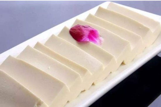 切豆腐比拼,日本厨师切出菊花,中国拿出蒲公英,你说谁刀工好?