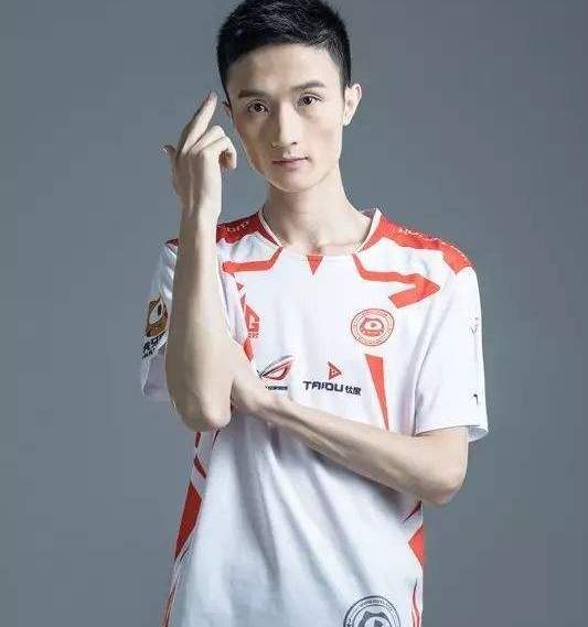 这就是vv,ag超玩会夺冠,vv激动到摔手机,"ag有命,随时待命"