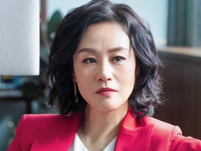 《精英律师》靳东笑起来帅炸了,被美到的除了蓝盈莹还有这两位女神