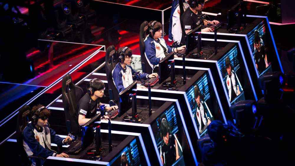 uzi手伤,水晶哥放血,他切掉自己神经!