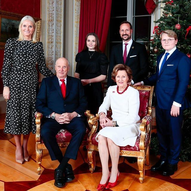 挪威王室圣诞全家福,15岁公主美出新高度,金发