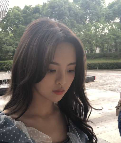 有种"五官紧凑"叫杨超越,被镜头怼脸拍看清毛孔:泯灭众人