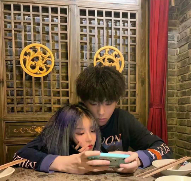 氟西汀·唯美情侣头像:很多人闯进你的生活,只为给你上一课,然后转身