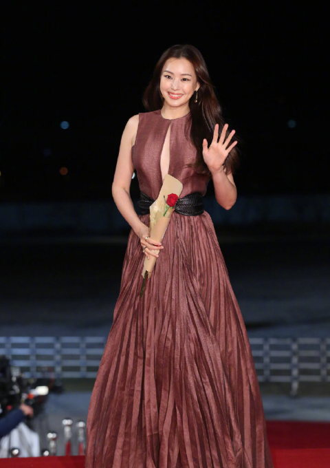 李哈妮让人意外又不意外,意外的是,上榜的竟然不是金惠秀,赵茹珍之类