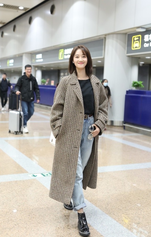 蓝盈莹潇洒走机场身高不到170cm穿格纹大衣却气场十足
