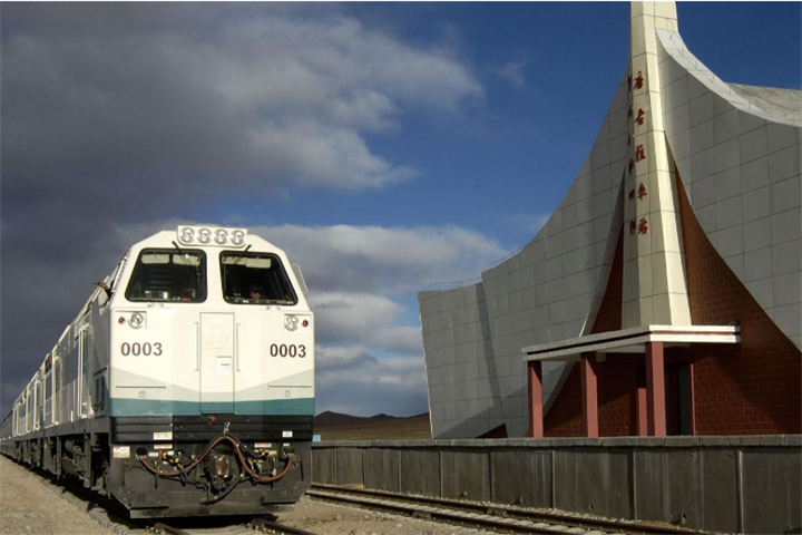 最接近天堂的火车站,仿佛一伸手就能摸到云,可惜不能下车观看