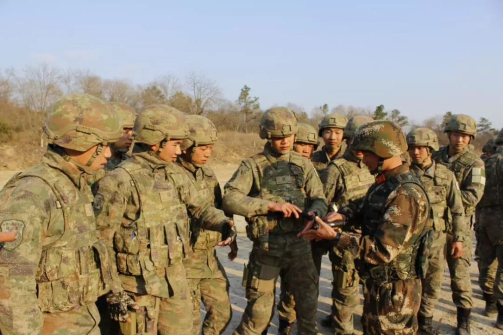 解放军新一代星空迷彩正式列装科幻单兵武器系统批量配备作战部队