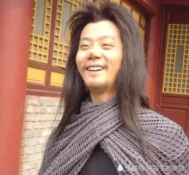 有种"整容"叫11年后的黄眉大王,当他穿上西装,帅到让人心动