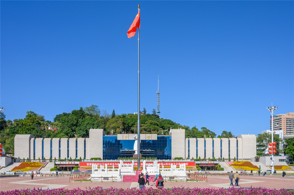 中国最多的一座广场:深受大爷大妈热爱,看名字就知道它为谁所建