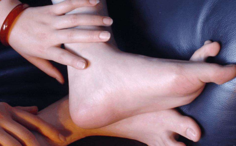 为什么女孩子天天洗脚换袜子,脚还非常臭?多半是这"3个"原因!