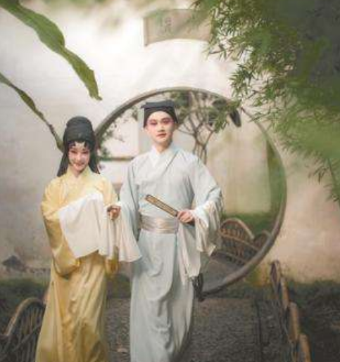 沈复原本不爱早起,可是见妻子每天早起忙碌,心中十分羞愧,此后也汲种