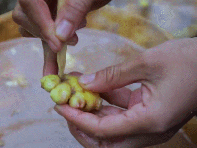 29岁李子柒凭啥走红全球?看到她"苍老"的手,这才是干过活的样子