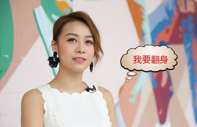 但不知道为何突然被"泄密",看黄心颖亮相机场时一脸蒙圈表情可得知,她