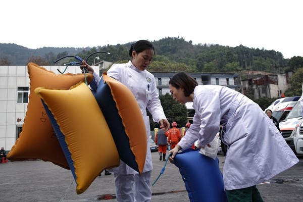 医护人员准备了氧气枕送到井下,给需要吸氧的人员使用.