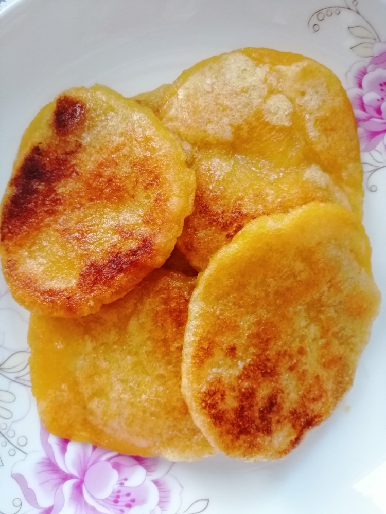 一根红薯,一勺糯米粉,不用加水,教你简单做香甜可口的红薯饼