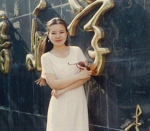 龚琳娜穿搭也"疯癫",艳俗红配绿也能穿好看,穿错裤子成大象腿