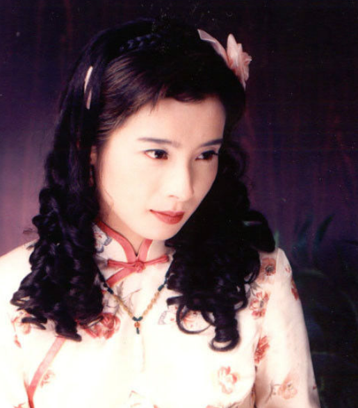 她是琼瑶御用演员,凭《哑巴新娘》爆红后为爱隐退,今51岁成这般