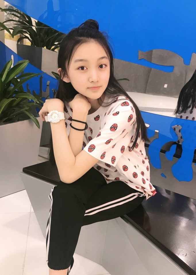 小李慧珍"脱缰式"长大,14岁身高达170,校服裤穿到她半腿