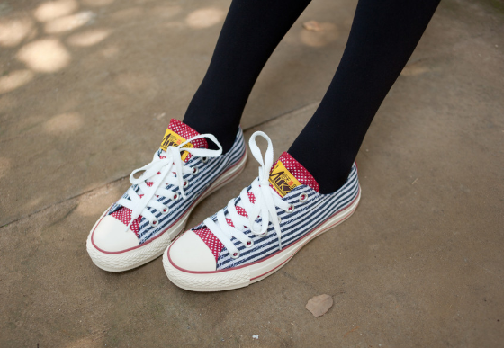 有的女孩子天天洗脚换袜子,脚还是"很臭"?多半是这2个原因造成的