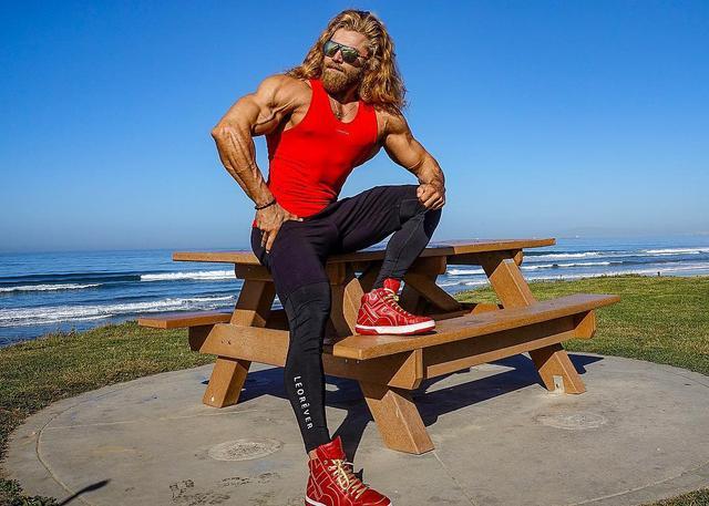 肌肉界的金毛狮王,手臂肌肉高耸,衣服袖口总是太小