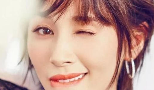 同样是女星"咬嘴唇":王子文很迷人,迪丽热巴性感,而她是心动