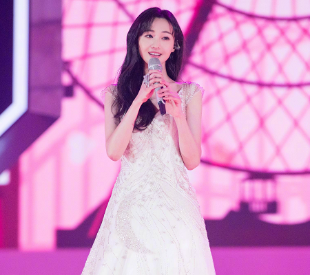 郑爽上《直通春晚》走t台,看她最后摆的pose,你是来搞笑吗