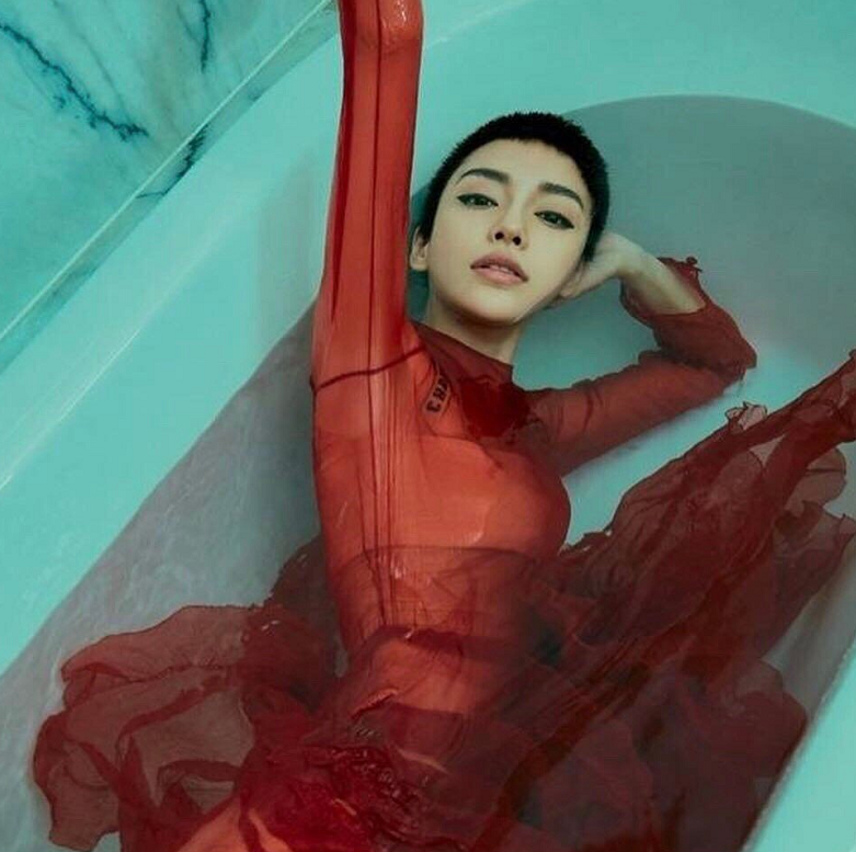 baby:我短发很丑,摄影师:试一下,看到成品:古惑仔?