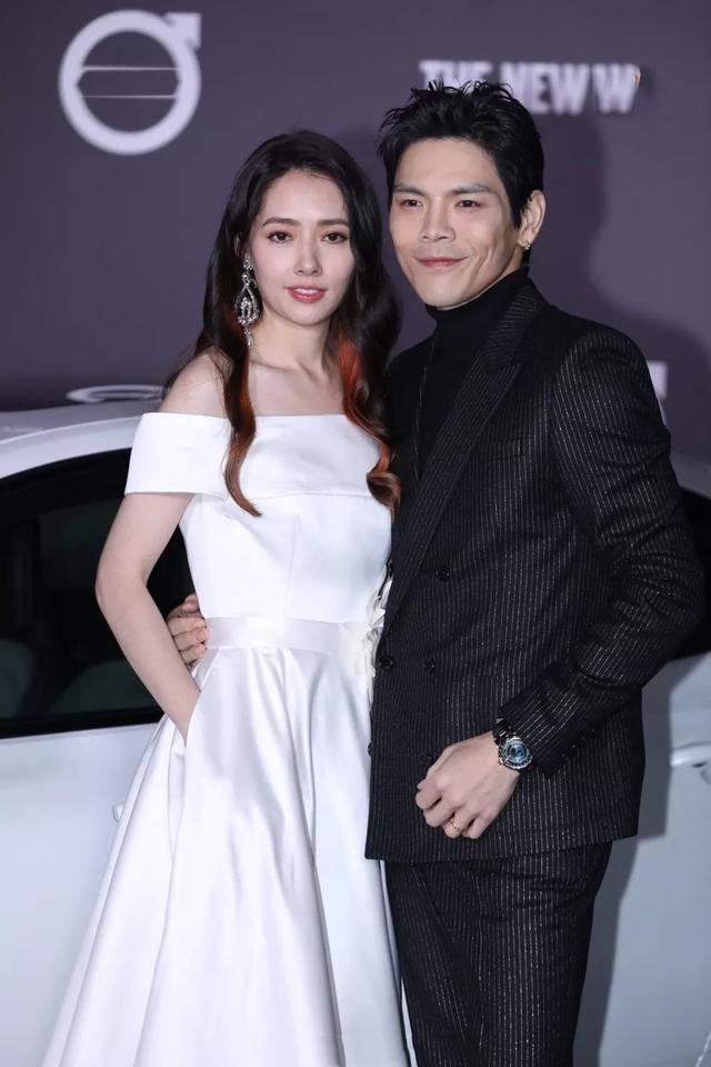 吉娜朗朗同穿情侣羽绒秀恩爱,酒红色长裙优雅大气