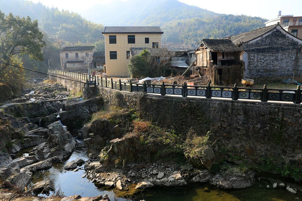 清潭忠烈反对吴越归宋隐居成村垒石成塔罕见