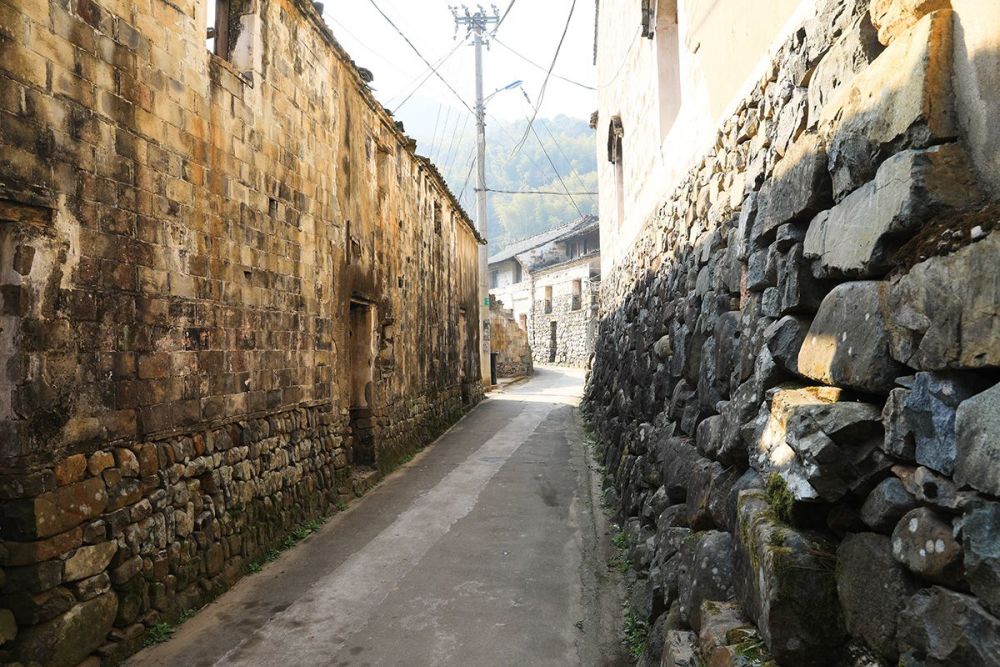 清潭忠烈反对吴越归宋隐居成村垒石成塔罕见