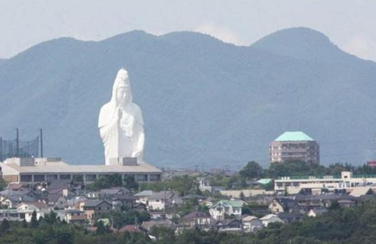 日本最大观音像 可以乘内部电梯直达头顶 网友 说不出的违和感 腾讯新闻