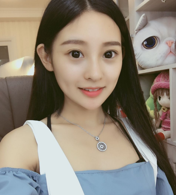 小酒窝你知道小酒窝的女生,特别招人喜欢,因为甜甜的酒窝笑起来非常的