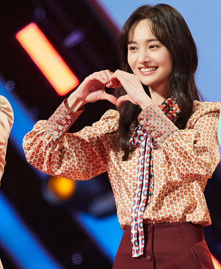 郑爽参加"直通春晚",央视镜头下表情搞怪走秀,整没整容很明显