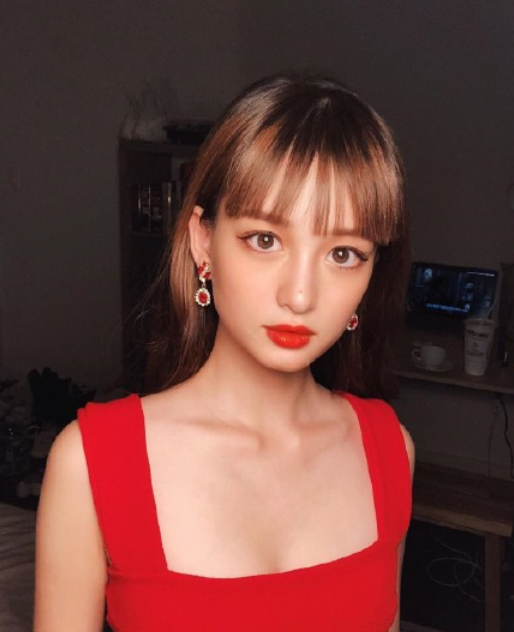 susan苏的证件照流出,把刘海夹起来,露出额头,就长这样?