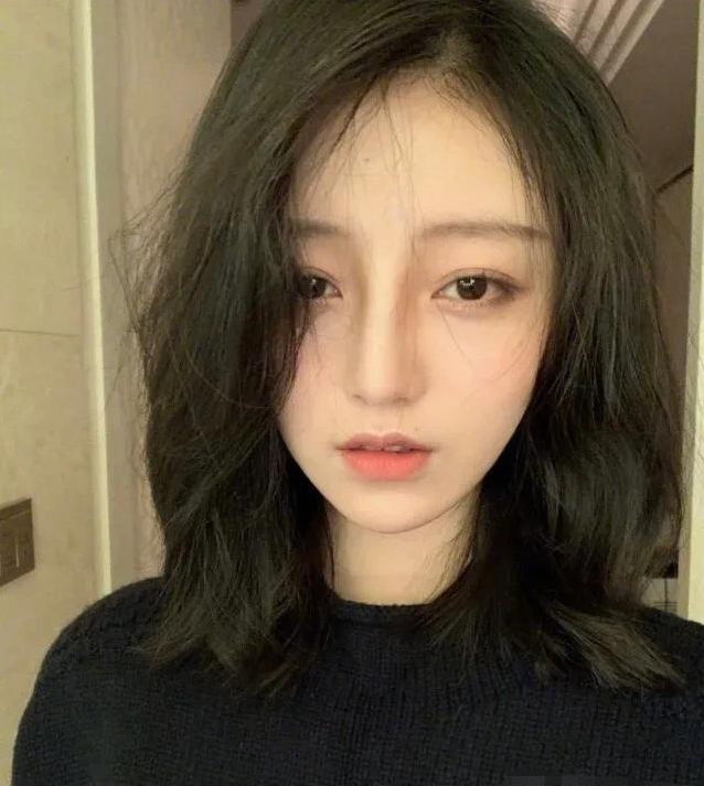 女方原名叫吕咏蓝,是个网红,主要在某宝上卖卖女装.