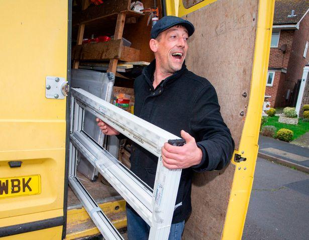 英国装修工人彩票中奖近十亿元为解压坚持工作还不收工钱