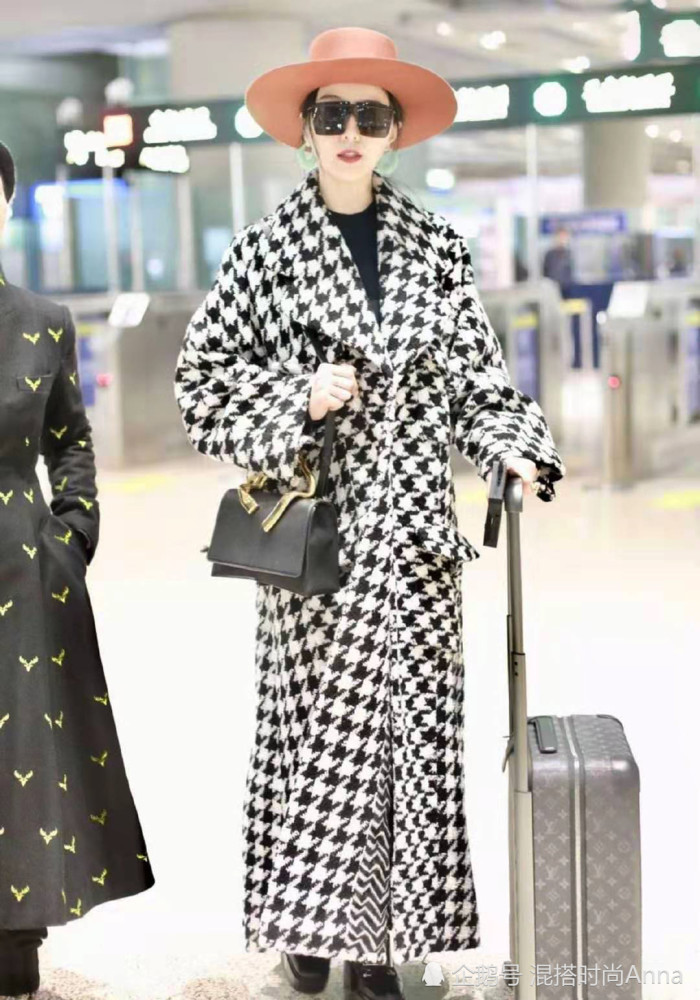 范冰冰成功复出了吗?穿千鸟格大衣配礼帽名媛造型走机场,与陈伟霆撞衫