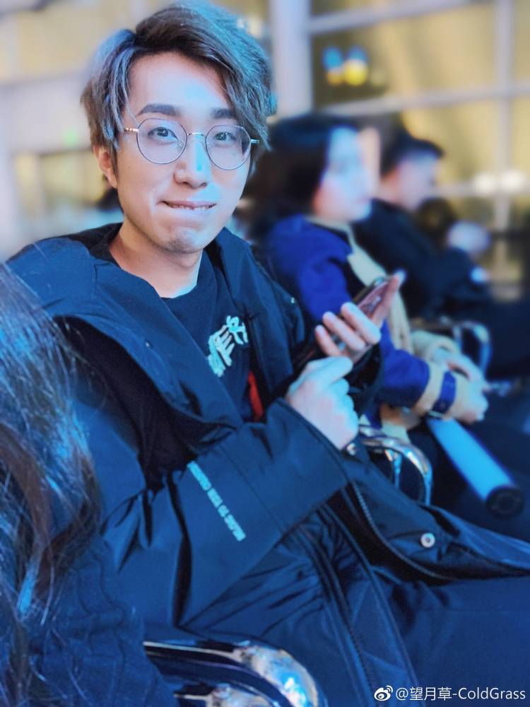 一笑发博感慨造化弄人啊rngm新教练有可能是前任