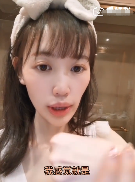 马蓉在卫生间开直播身穿露肩丝裙风情万种卖的却是高价货