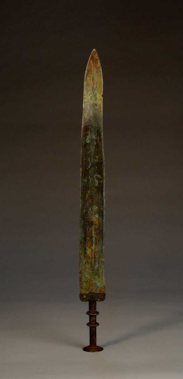 战国大墓出土一把神剑专家感叹道这把剑竟然有记忆金属