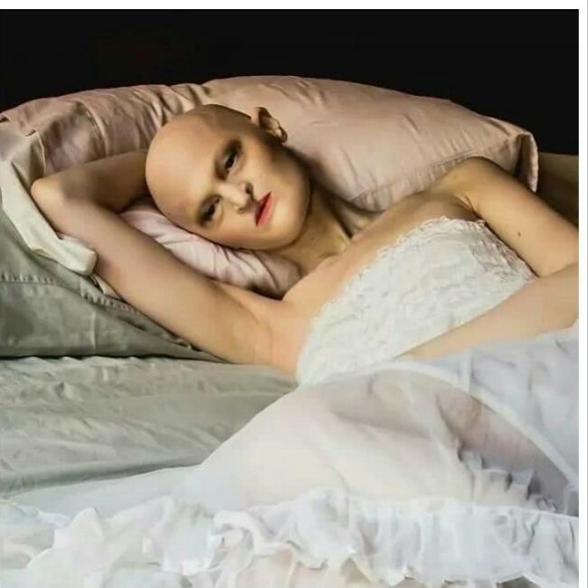 女生长得丑被人嘲笑是外星人却凭着这张脸成名模完成逆袭