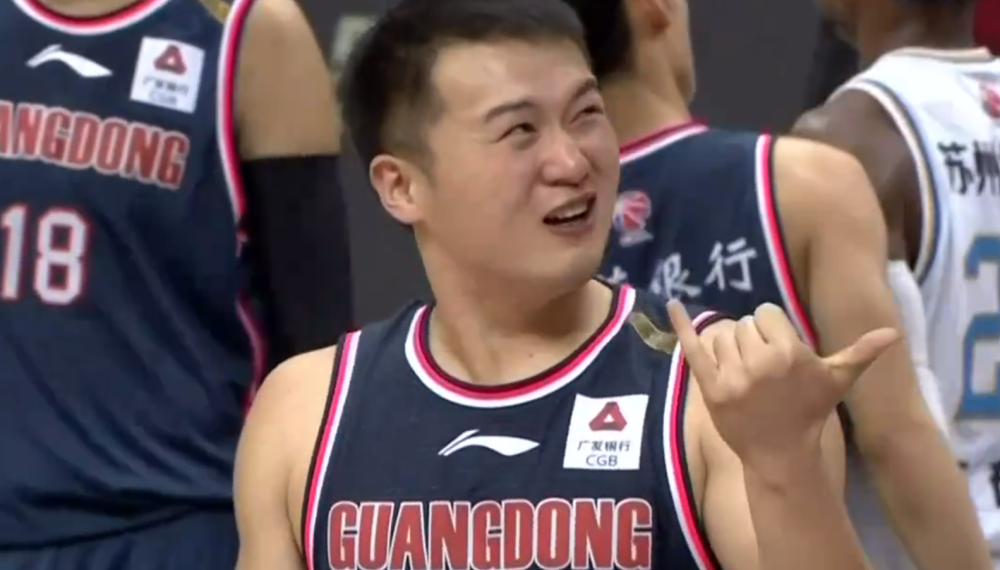 万圣伟0 0 0领六犯,杜锋还摸头鼓励,江苏全场响起掌声!