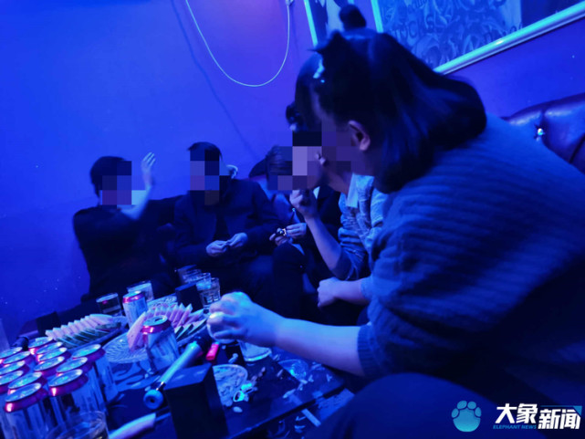 河南14岁少女被骗ktv里做陪酒"公主" 领班恐吓:敢跑打死你_腾讯新闻