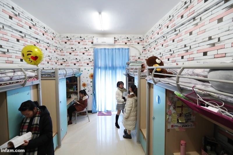 某大学的宿舍(图文无关).