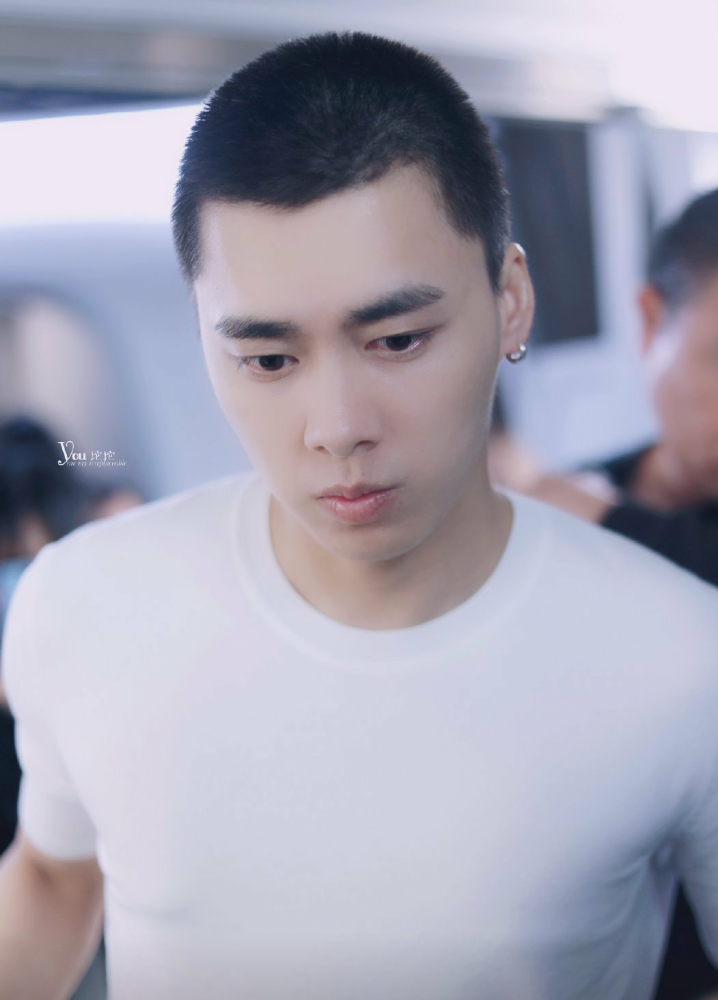 李易峰今天的这张机场照,好有少年感,粉丝:顶多20岁