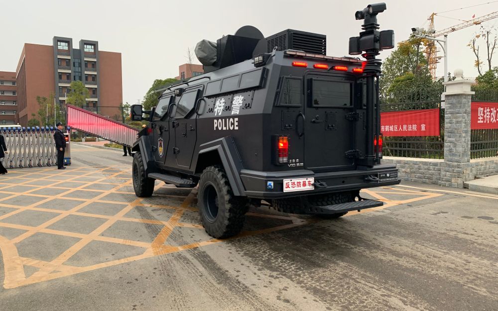 区人民法院现场看到,早上7时50分许,押送犯罪嫌疑人的警车进入法院