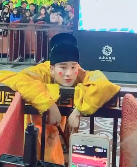 可是不知道为什么,最有有人传出在不倒翁进行表演的时候,皮卡晨男朋友