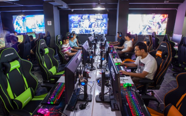 网吧里除了"玩游戏"还能干嘛?做数学题太厉害,学渣:我做不到!